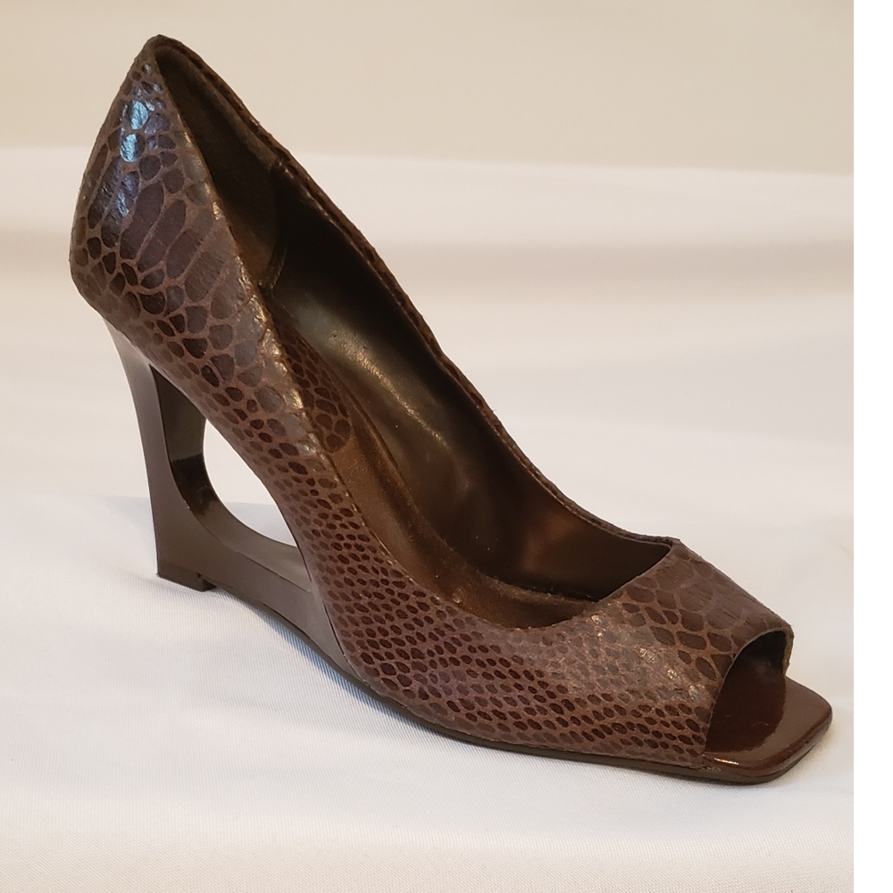 Delicious Peep toe pumps